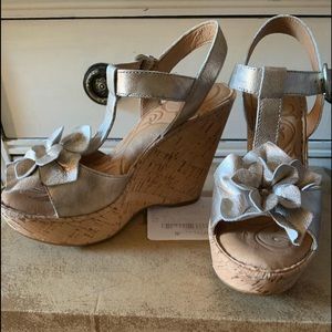 Size 5 (euro 35.5) Born Wedge Sandals Metallic